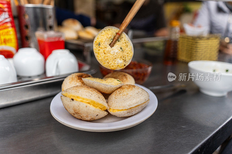 越南街头小吃在大叻市，越南- Banh可以在温暖的余烬炉厨房。食物和旅行的概念。